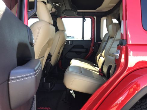 Used 2018 Jeep Wrangler Unlimited Sahara image 15