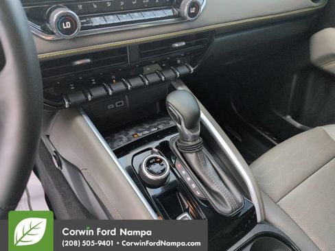 Used 2024 Chevrolet Colorado ZR2 w/ ZR2 Convenience Package III AWD/4WD image 17
