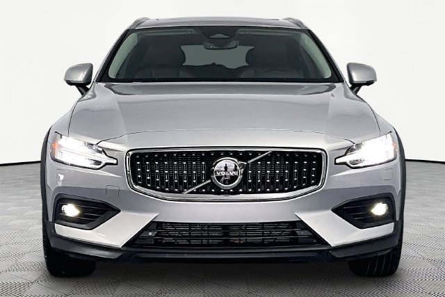 Used 2025 Volvo V60 B5 Cross Country Plus AWD/4WD image 3
