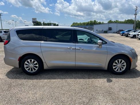 Used 2019 Chrysler Pacifica Touring Plus w/ Cold Weather Group FWD image 8