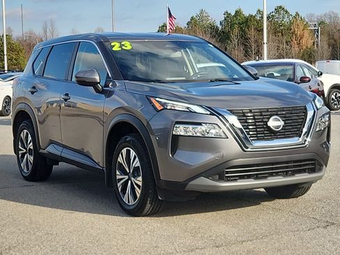 Used 2023 Nissan Rogue SV image 2