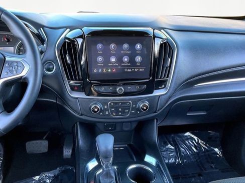 Used 2023 Chevrolet Traverse LT image 9