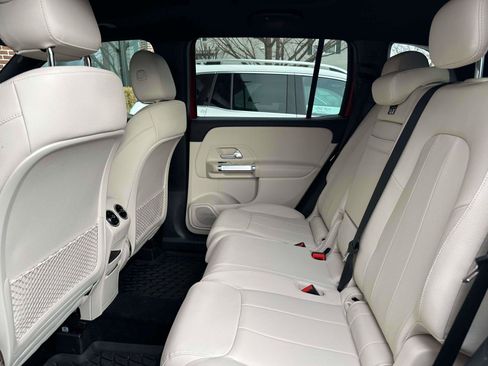 Used 2025 Mercedes-Benz GLB 250 4MATIC image 9