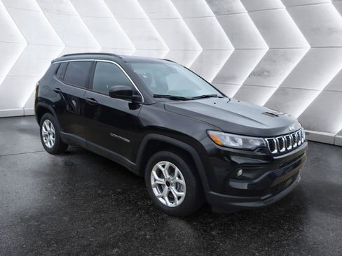Used 2025 Jeep Compass Latitude image 3
