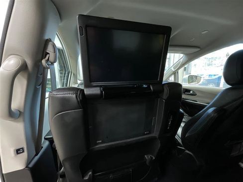 Used 2022 Chrysler Pacifica Touring-L w/ Uconnect Theater Family Group image 19
