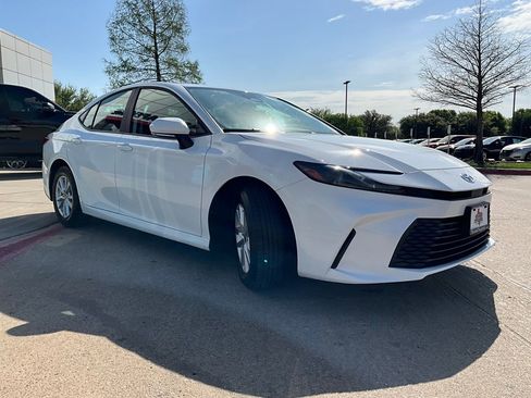 Used 2025 Toyota Camry LE image 4