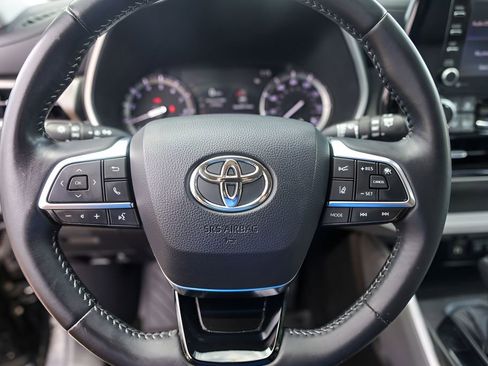 Used 2020 Toyota Highlander XLE AWD/4WD image 12
