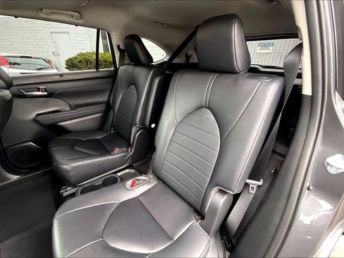 Used 2023 Toyota Highlander XLE FWD image 19