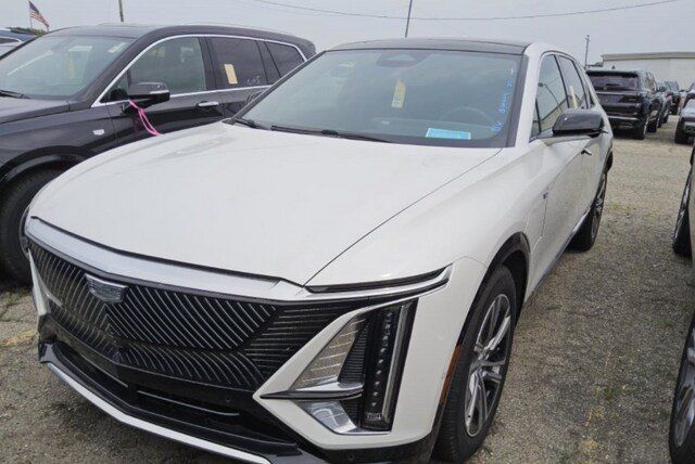 Used 2025 Cadillac Lyriq Luxury AWD/4WD image 3
