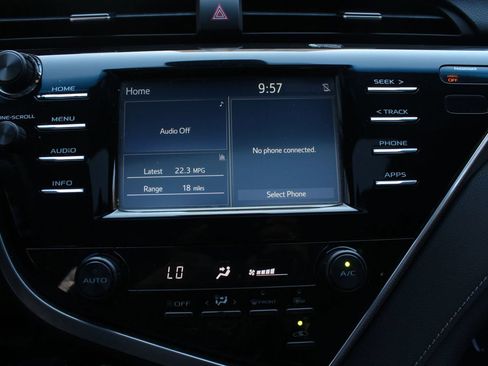 Used 2018 Toyota Camry SE w/ Moonroof Package FWD image 30