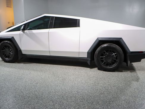 Used 2024 Tesla Cybertruck AWD Crew Cab image 10