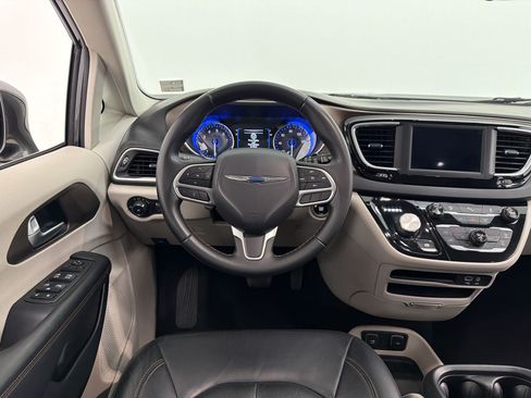 Used 2018 Chrysler Pacifica Touring-L FWD image 29