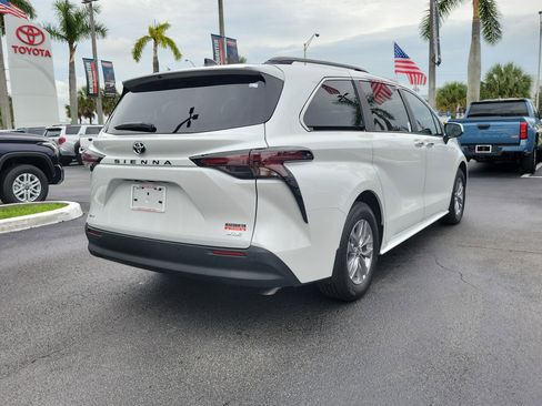 Used 2026 Toyota Sienna XLE FWD image 11