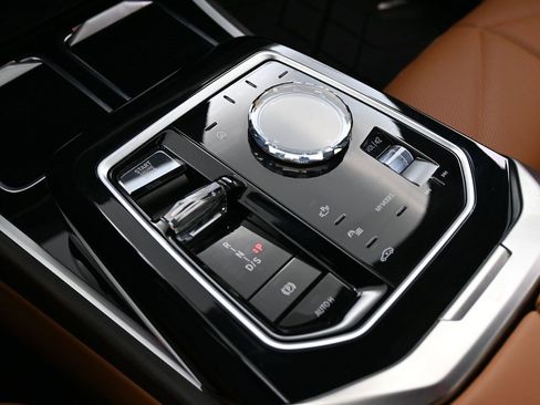 Used 2024 BMW 740i xDrive w/ Premium Package image 24