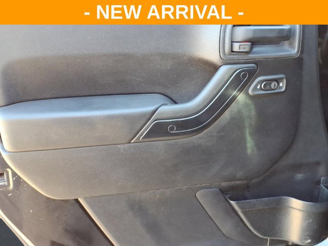 Used 2012 Jeep Wrangler Unlimited Rubicon w/ Connectivity Group AWD/4WD image 13
