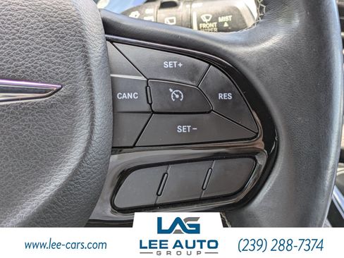 Used 2018 Chrysler Pacifica Touring-L w/ Premium Audio Group FWD image 20