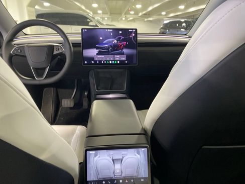 Used 2026 Tesla Model Y AWD image 9