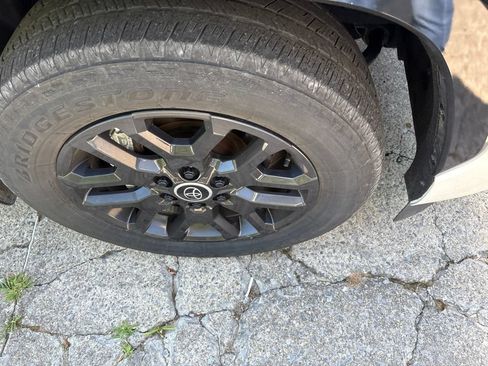 Used 2024 Toyota Sequoia Platinum AWD/4WD image 5