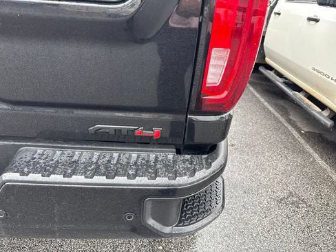 Used 2022 GMC Sierra 2500 AT4 w/ AT4 Premium Plus Package AWD/4WD image 9