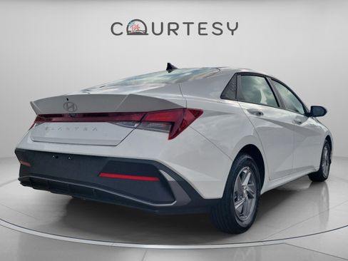 New 2026 Hyundai Elantra SE FWD image 3