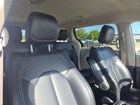 Used 2023 Chrysler Pacifica Touring-L FWD image 28