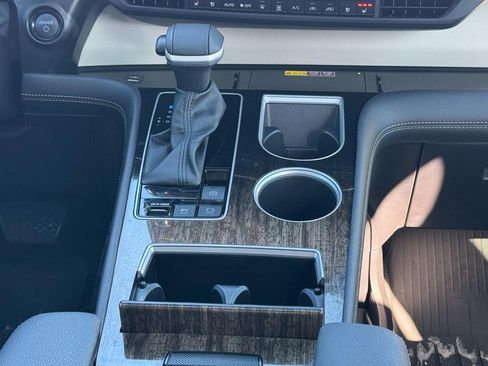 Used 2025 Toyota Sienna Platinum image 18