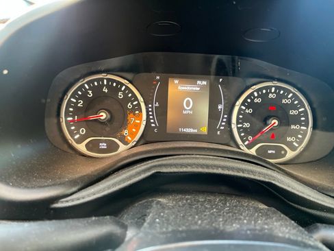 Used 2018 Jeep Renegade Altitude FWD image 7