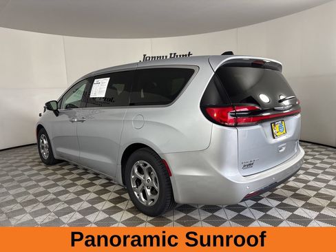 Used 2024 Chrysler Pacifica Limited FWD image 9