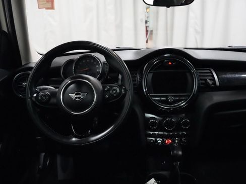 Used 2019 MINI Cooper 4-Door Hardtop image 3