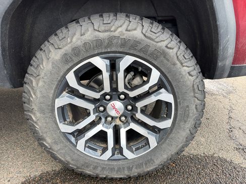 Used 2024 GMC Canyon AT4 w/ AT4 Premium Package AWD/4WD image 4