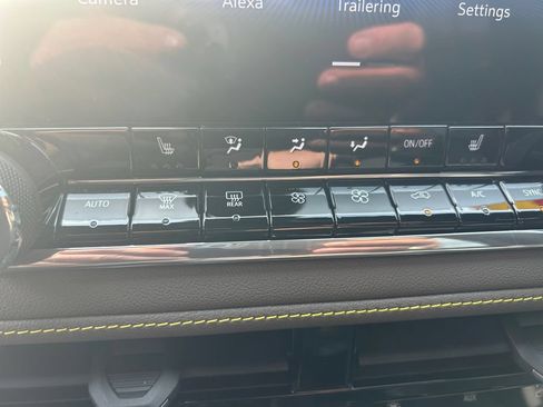 Used 2024 Chevrolet Colorado ZR2 w/ Technology Package AWD/4WD image 25