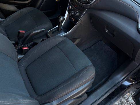 Used 2022 Chevrolet Trax LS w/ Tint and Cruise Package image 21