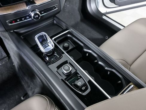 New 2026 Volvo XC60 B5 Plus w/ Climate Package image 17