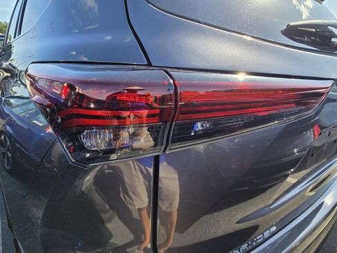 Used 2025 Toyota Highlander XLE FWD image 8