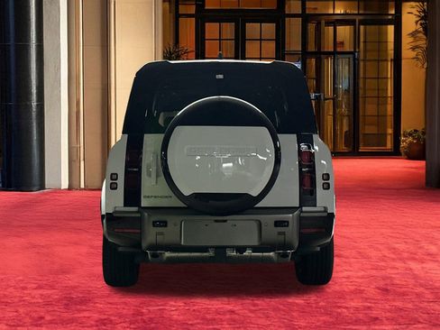 New 2025 Land Rover Defender 130 X-Dynamic SE image 11
