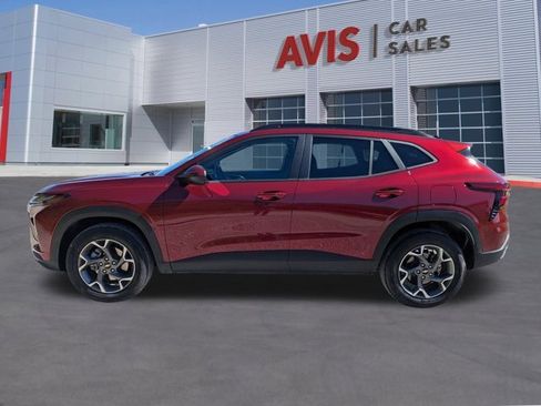 Used 2025 Chevrolet Trax LT w/ LT Convenience Package image 10