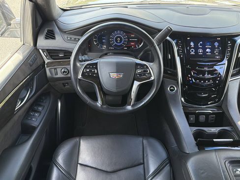 Used 2018 Cadillac Escalade Platinum AWD/4WD image 14
