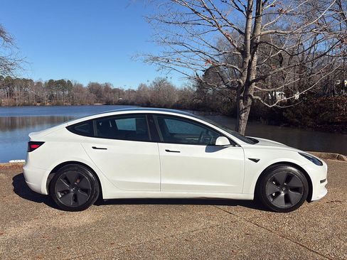 Used 2021 Tesla Model 3 Standard Range Plus image 3