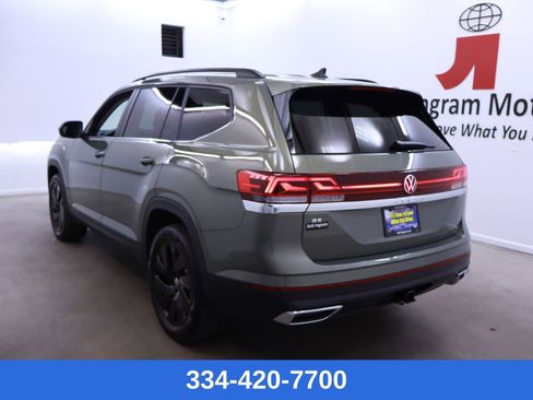 Certified 2025 Volkswagen Atlas SE w/ Black Wheel Package image 3