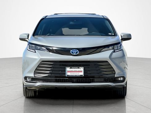 Certified 2025 Toyota Sienna XLE Woodland Edition AWD/4WD image 8