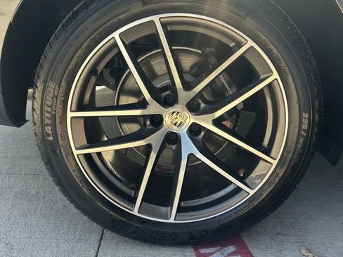 Certified 2025 Porsche Macan image 11