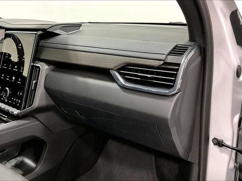 Used 2025 GMC Acadia Denali FWD image 19