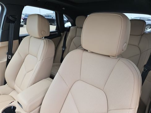 Certified 2026 Porsche Macan AWD/4WD image 6