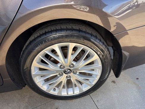 Used 2019 Toyota Camry XLE image 11