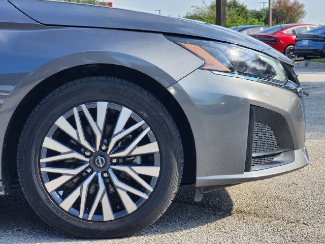 Used 2025 Nissan Altima 2.5 SV FWD image 9