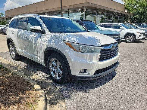 Used 2015 Toyota Highlander Limited Platinum FWD image 2