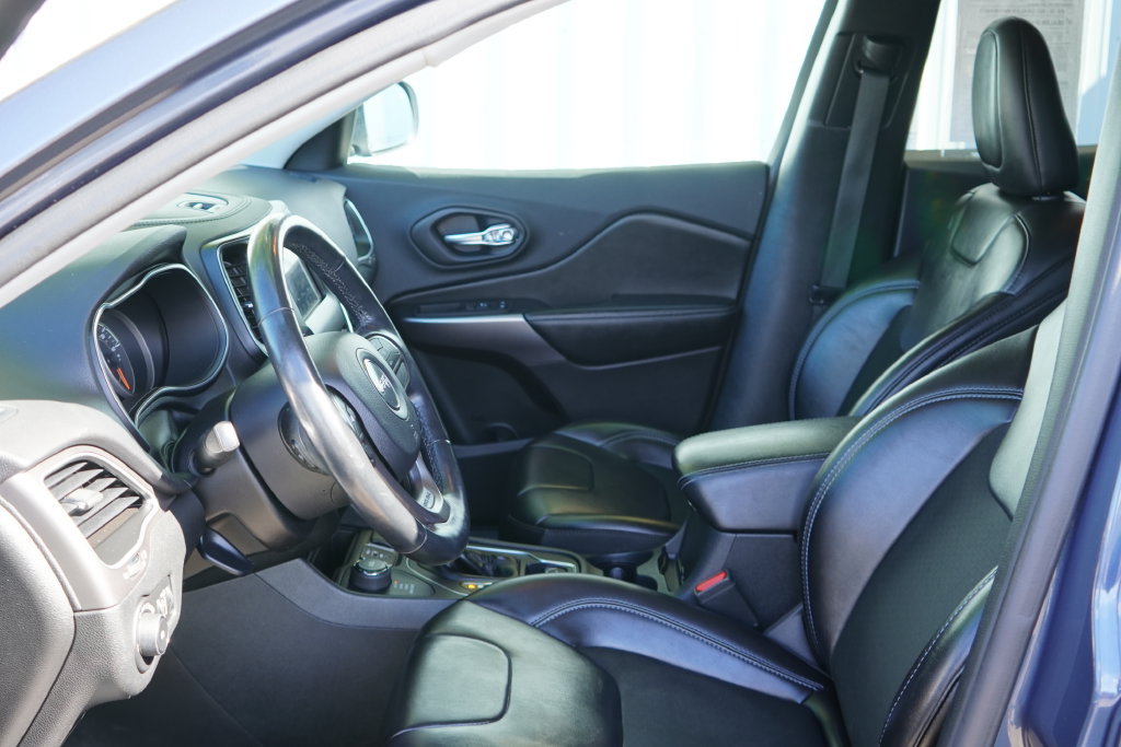 Used 2019 Jeep Cherokee Latitude Plus w/ Cold Weather Group AWD/4WD image 12