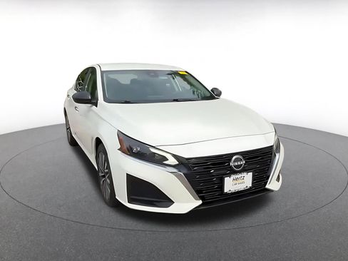 Used 2025 Nissan Altima 2.5 SV FWD image 3
