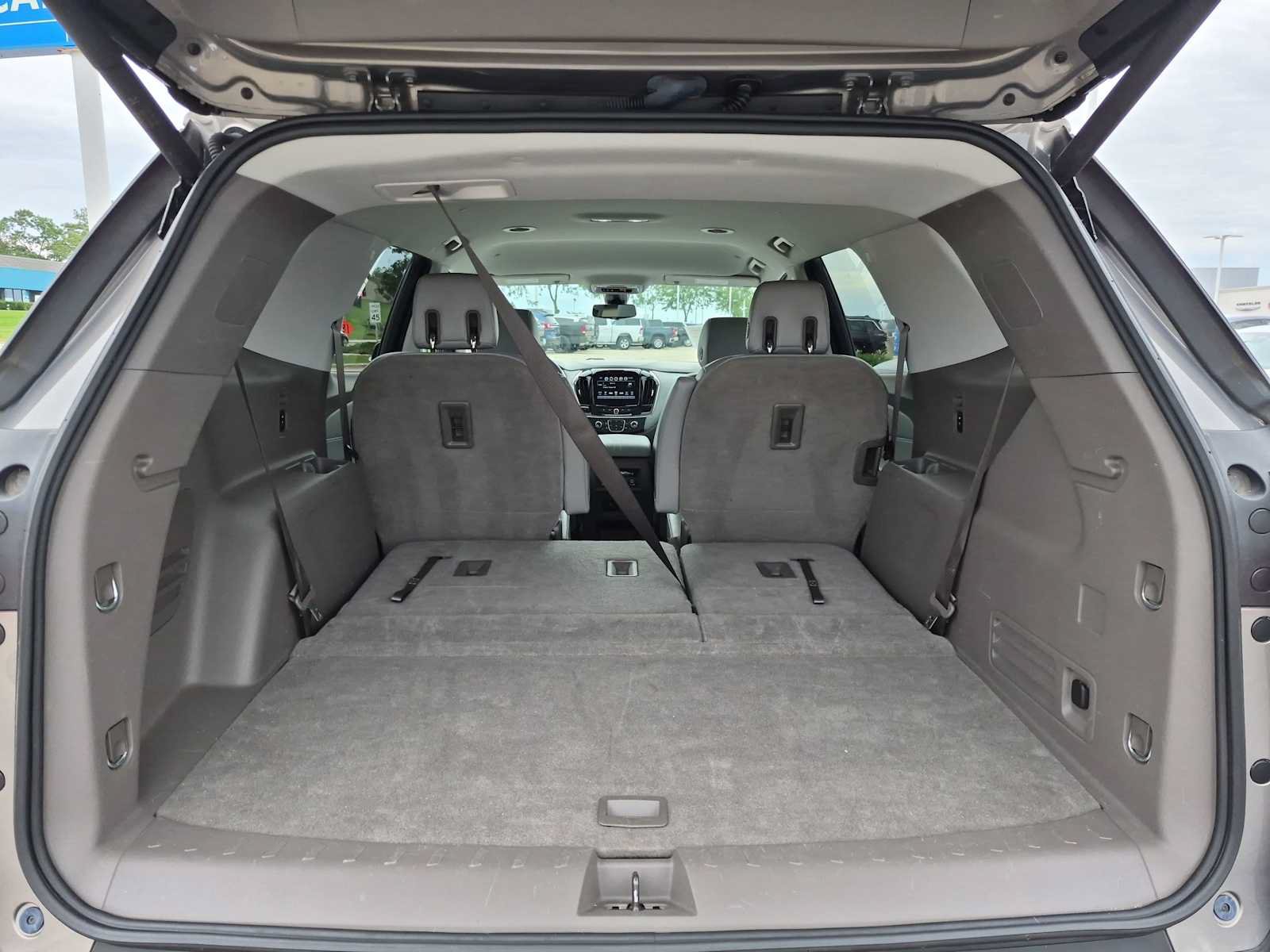 Used 2018 Chevrolet Traverse LT w/ LPO, Floor Liner Package FWD image 32