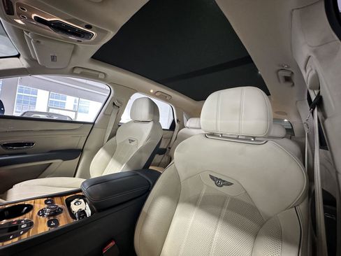 Used 2023 Bentley Bentayga AWD/4WD image 17